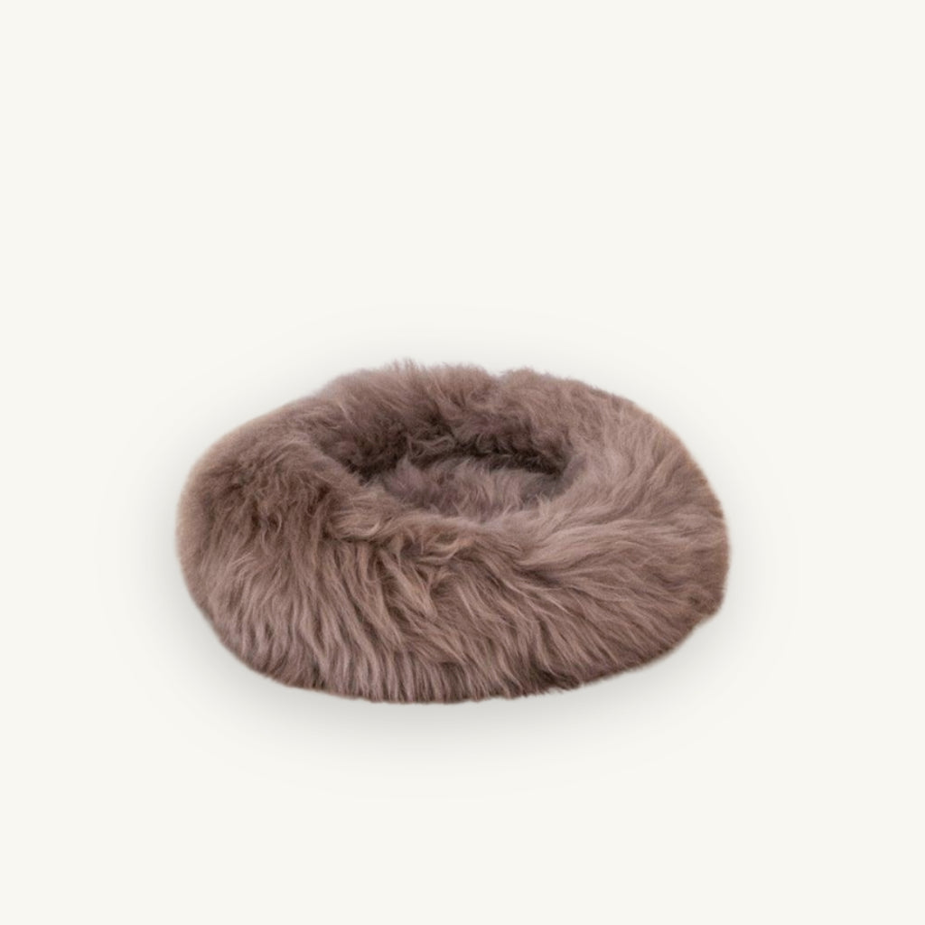 A round natural sheepskin nest in Greige